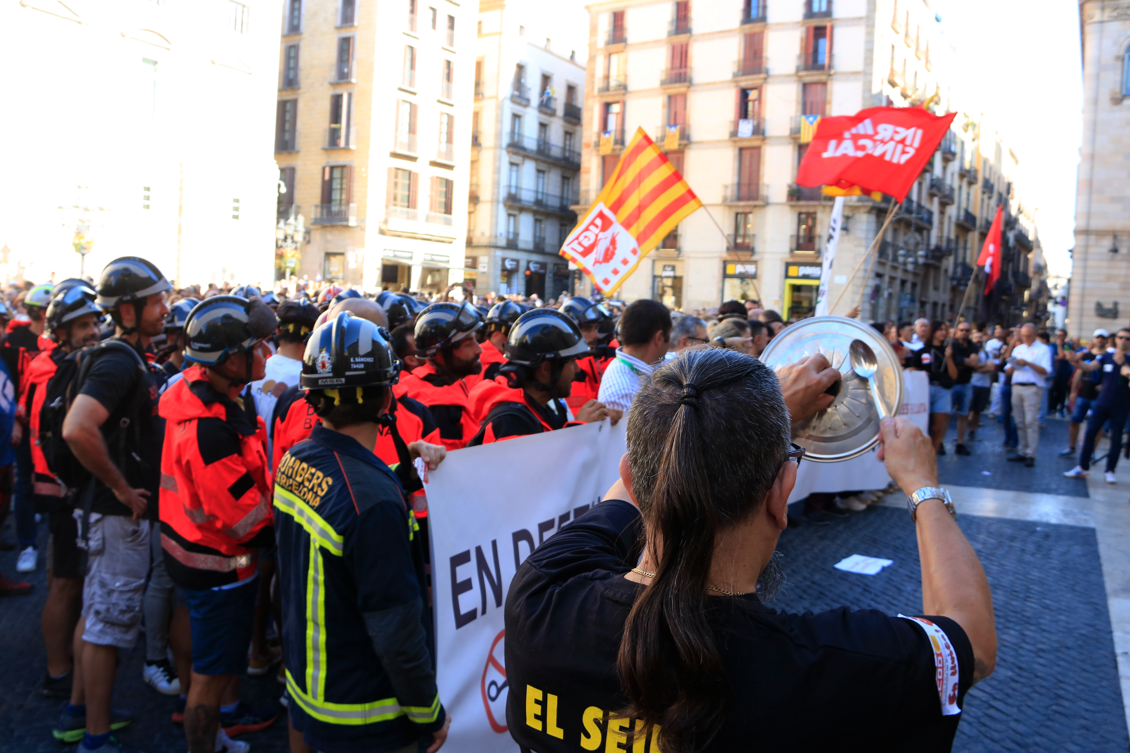 Treballadors municipals de Barcelona es manifesten a les portes del consistori per la suspensió dels premis d’antiguitat