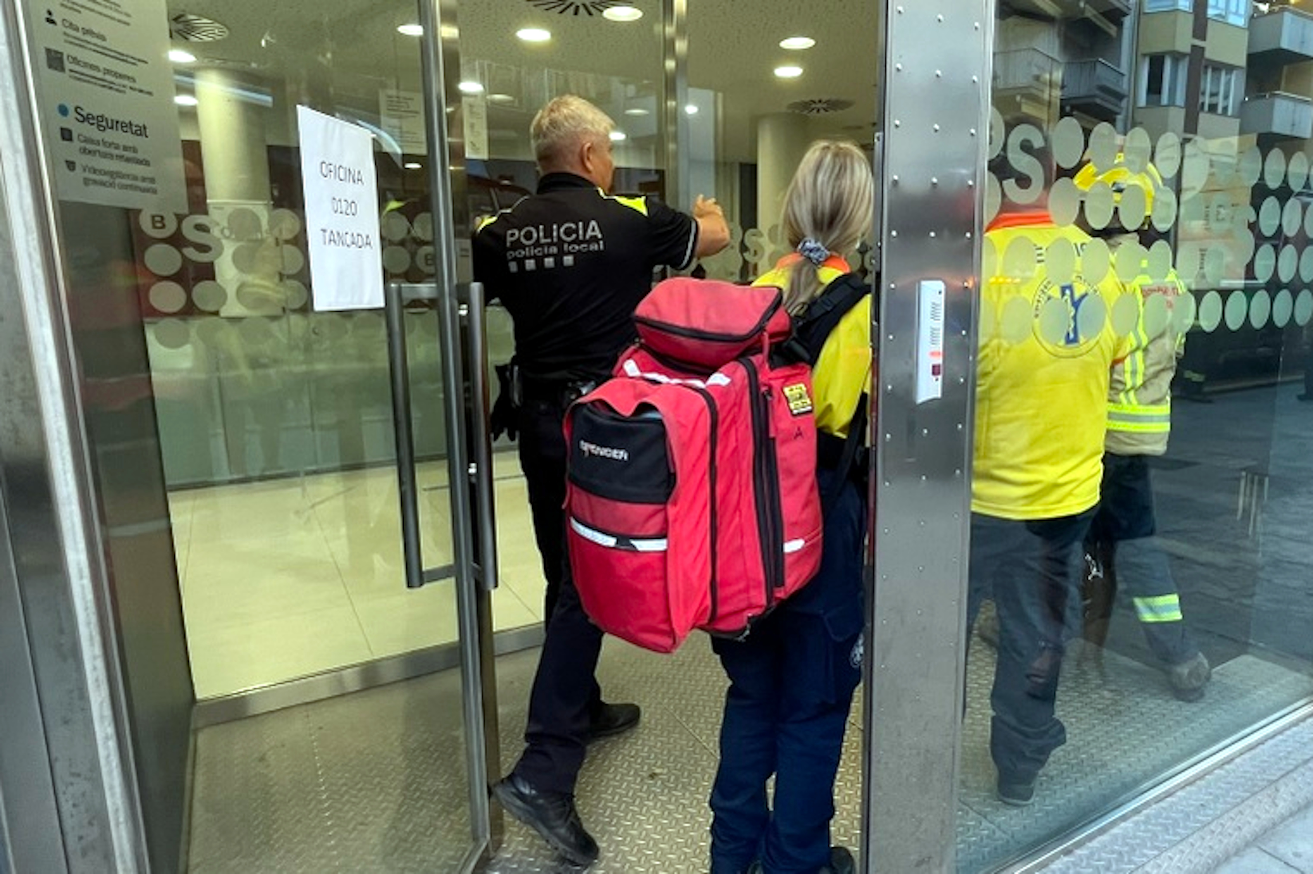 Un home atraca una sucursal bancària a Blanes, s’endú un botí de 18.000 euros i deixa tancats clients i treballadors