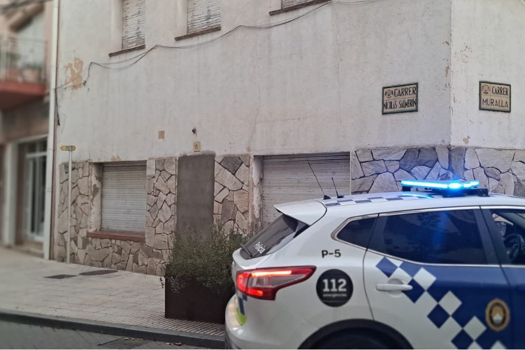 La Policia Local de Llançà enxampa tres joves entrant en un antic hostal i s’excusen dient que el volien ocupar