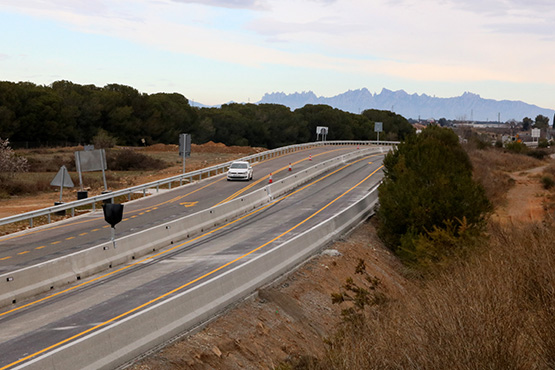 Retencions a la C-15 entre Vilafranca i Sant Pere de Riudebitlles per obres i un accident