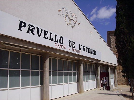 S’instal·len 78 mòduls de plaques fotovoltaiques a la coberta del pavelló de l’Ateneu de Sant Sadurní