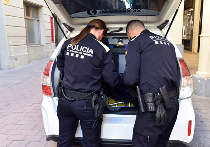 Una dona detinguda a Vilafranca del Penedès per dos presumptes delictes de robatori amb força, danys i lesions