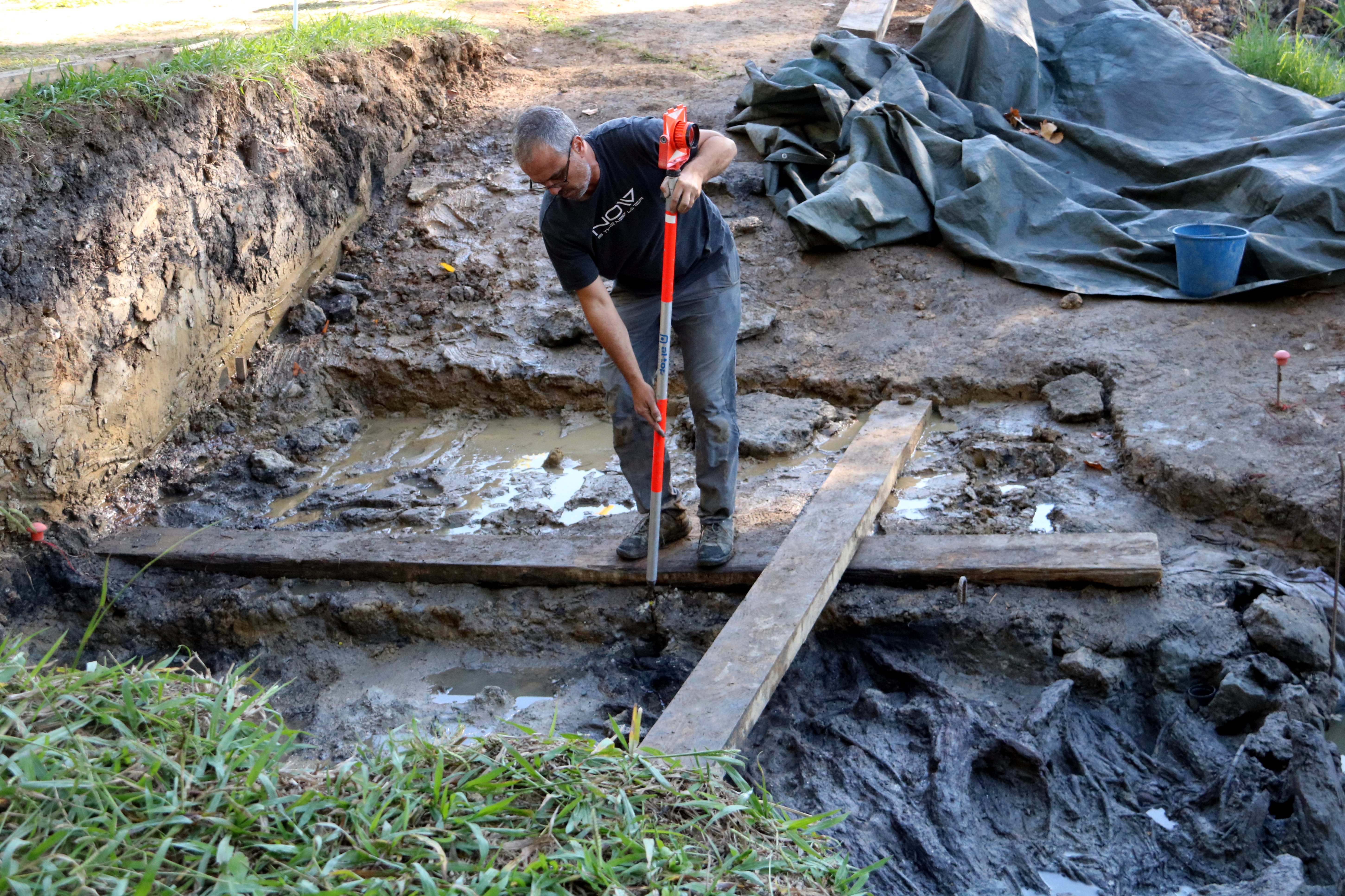 Les excavacions a la Draga de Banyoles localitzen restes de fusta de cabanes de fa 7.300 anys en un estat “excepcional”