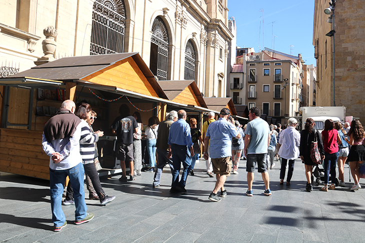 La literatura en català omple la plaça de la Catedral de Lleida i l’IEI per tancar el primer Sant Miquel de les Lletres