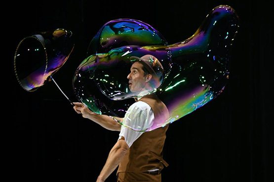 La Xarxa de Vilafranca inaugura la temporada amb l’espectacle de bombolles ‘Vegin i Passin’