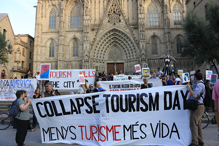 Veïns de Barcelona protesten contra el “col·lapse” que provoca el turisme massiu a la ciutat