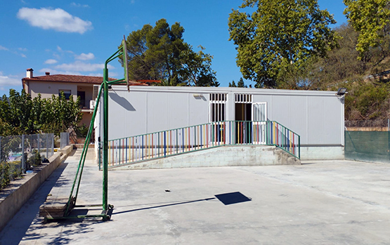 Les famílies de l’escola La Fassina de Sant Joan de Mediona denuncien falta de personal i males condicions del centre