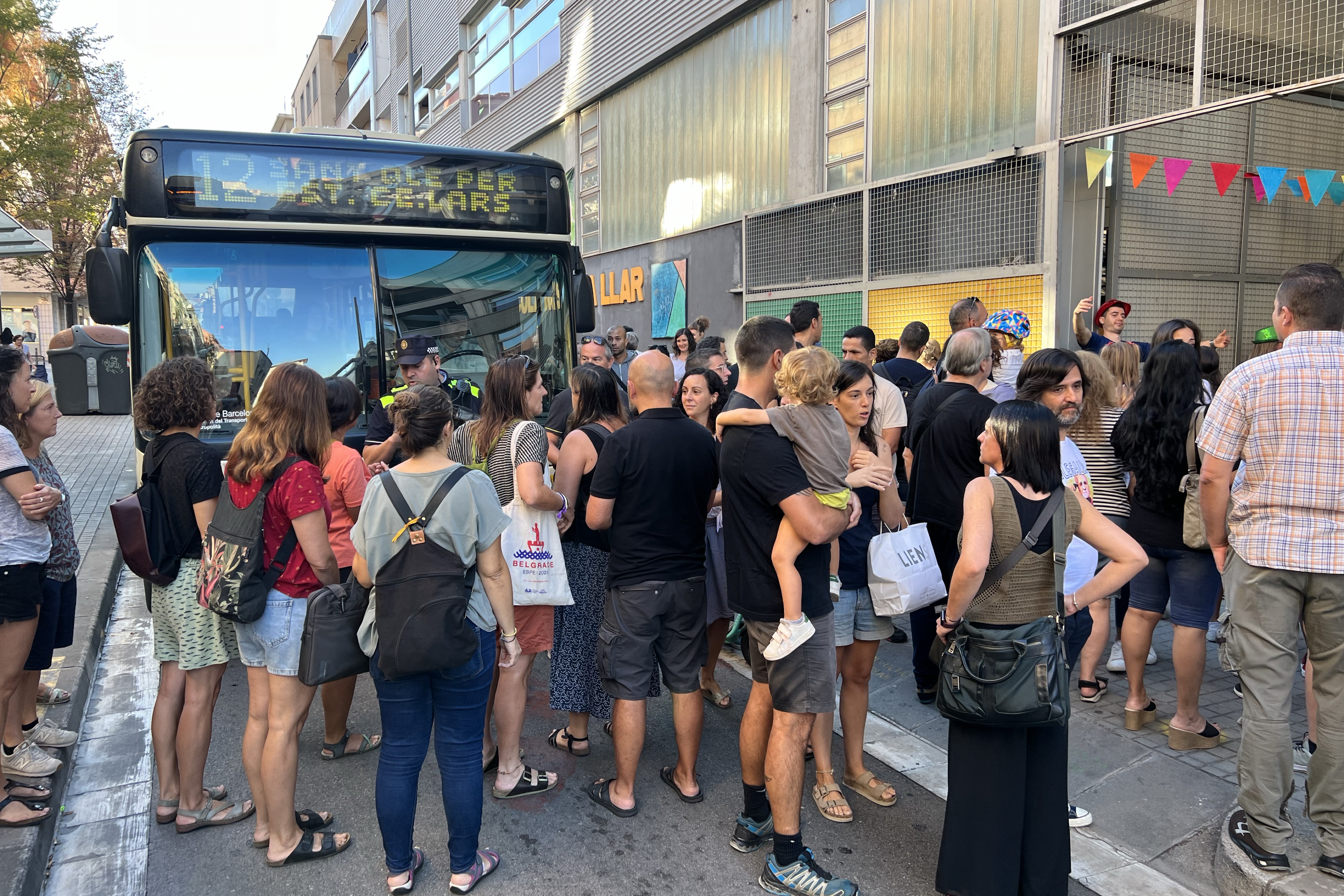 L’AFA de l’escola Nostra Llar de Sabadell reclama tallar el pas del bus davant del centre en hores punta per seguretat