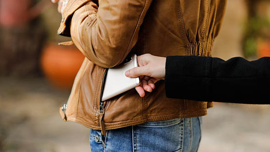 Una dona detinguda a Vilafranca del Penedès per dos presumptes delictes de robatori amb força, danys i lesions