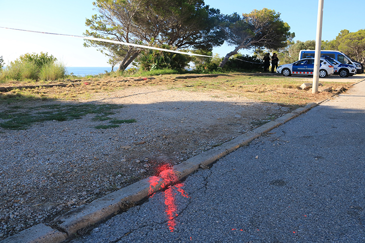 Dues persones mortes i un ferit en caure el seu cotxe per un tallat de 20 metres cap al mar a Calafat
