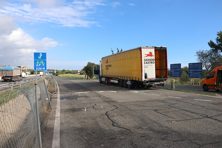 Mor una dona en un accident de trànsit a l’AP-7 a Roda de Berà