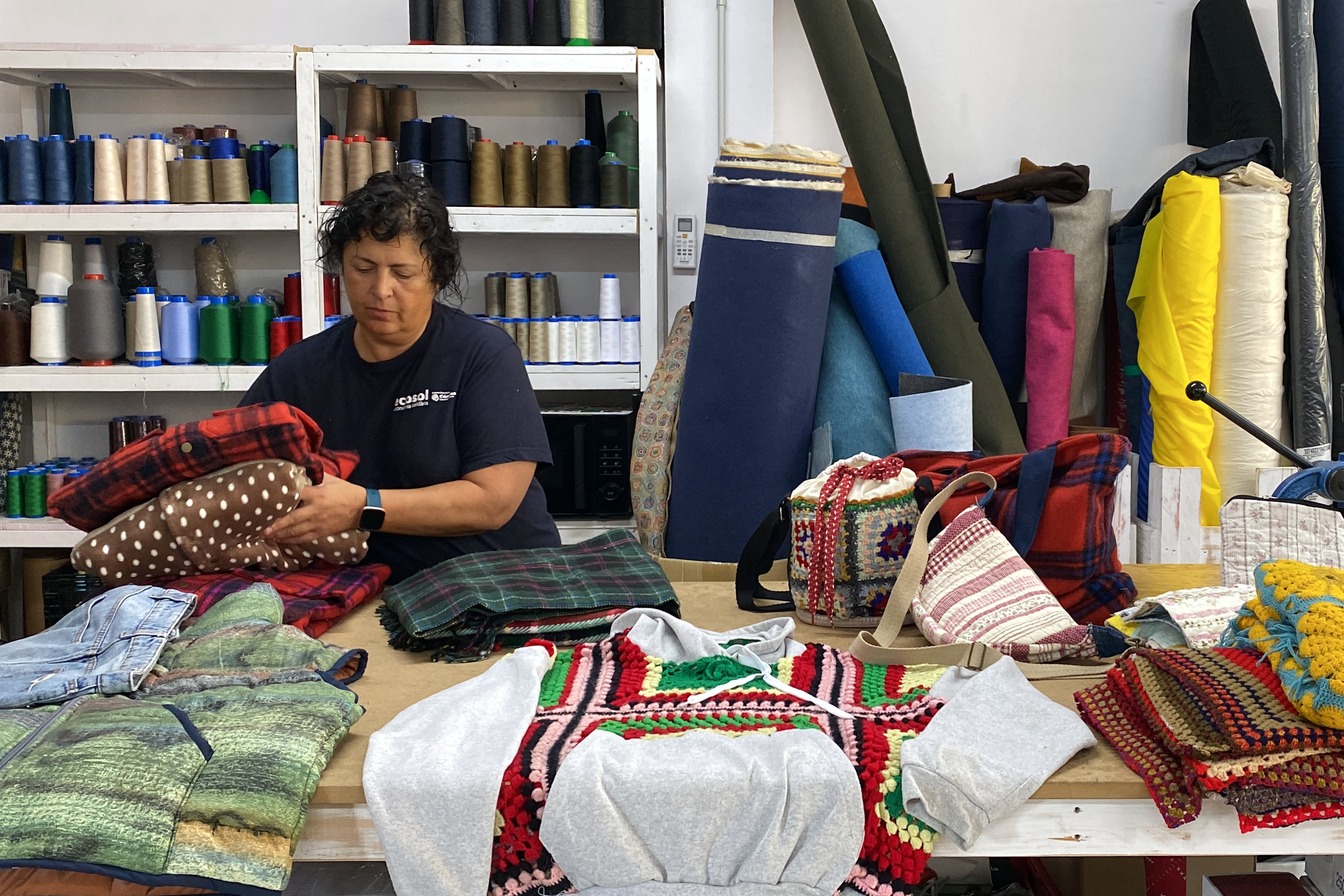 Tres entitats socials s’alien per crear Nuar, una marca de roba de moda conscient que reaprofita residus tèxtils