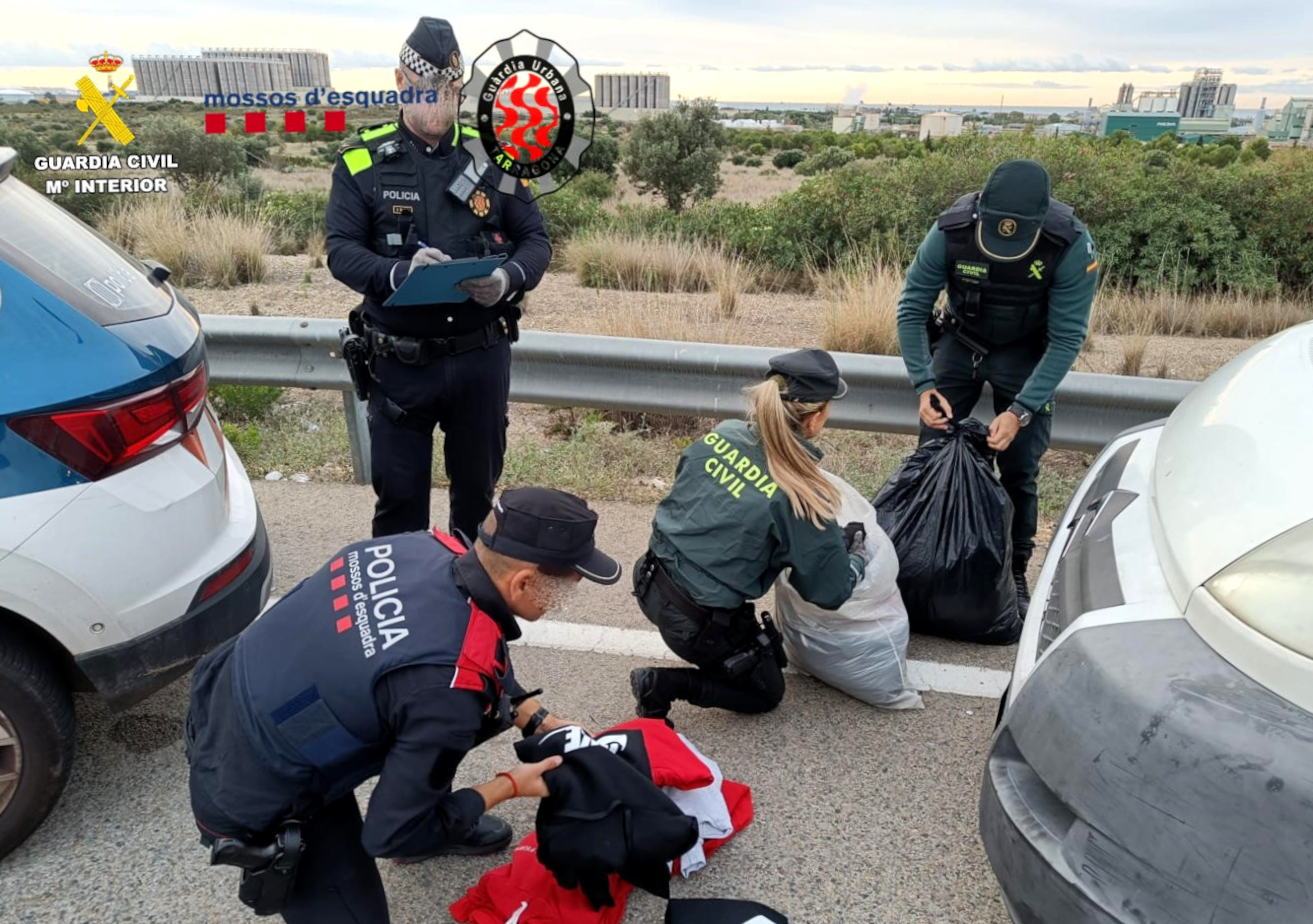 Intercepten mig miler de peces tèxtils de marques falsificades en un control al mercat de Bonavista de Tarragona