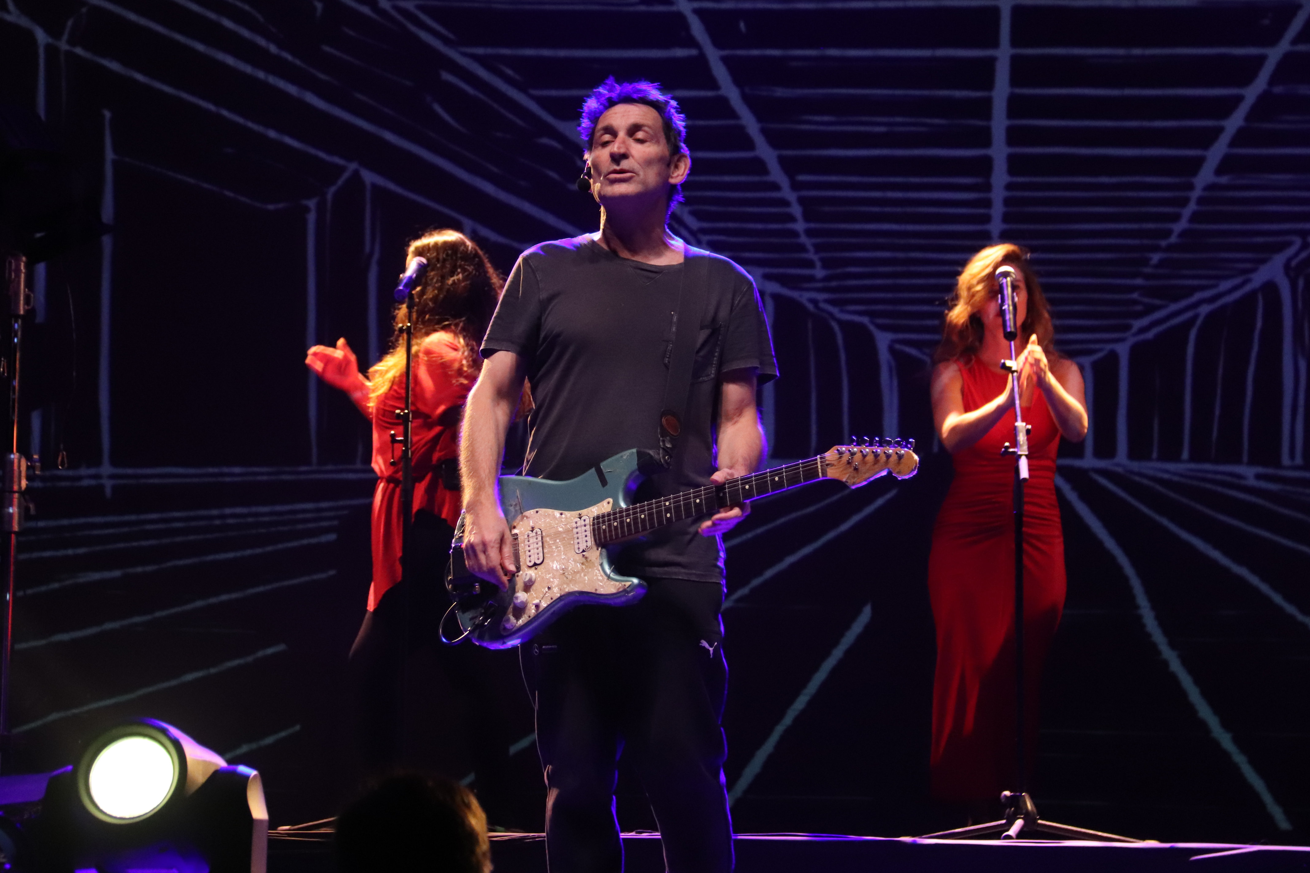 Albert Pla barreja l’electrònica i la rumba amb coreografies i projeccions singulars a ‘RumbaGENARIOS’