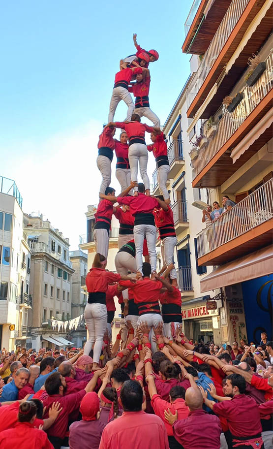 Els Xicots aixequen castells de set i mig a Sitges