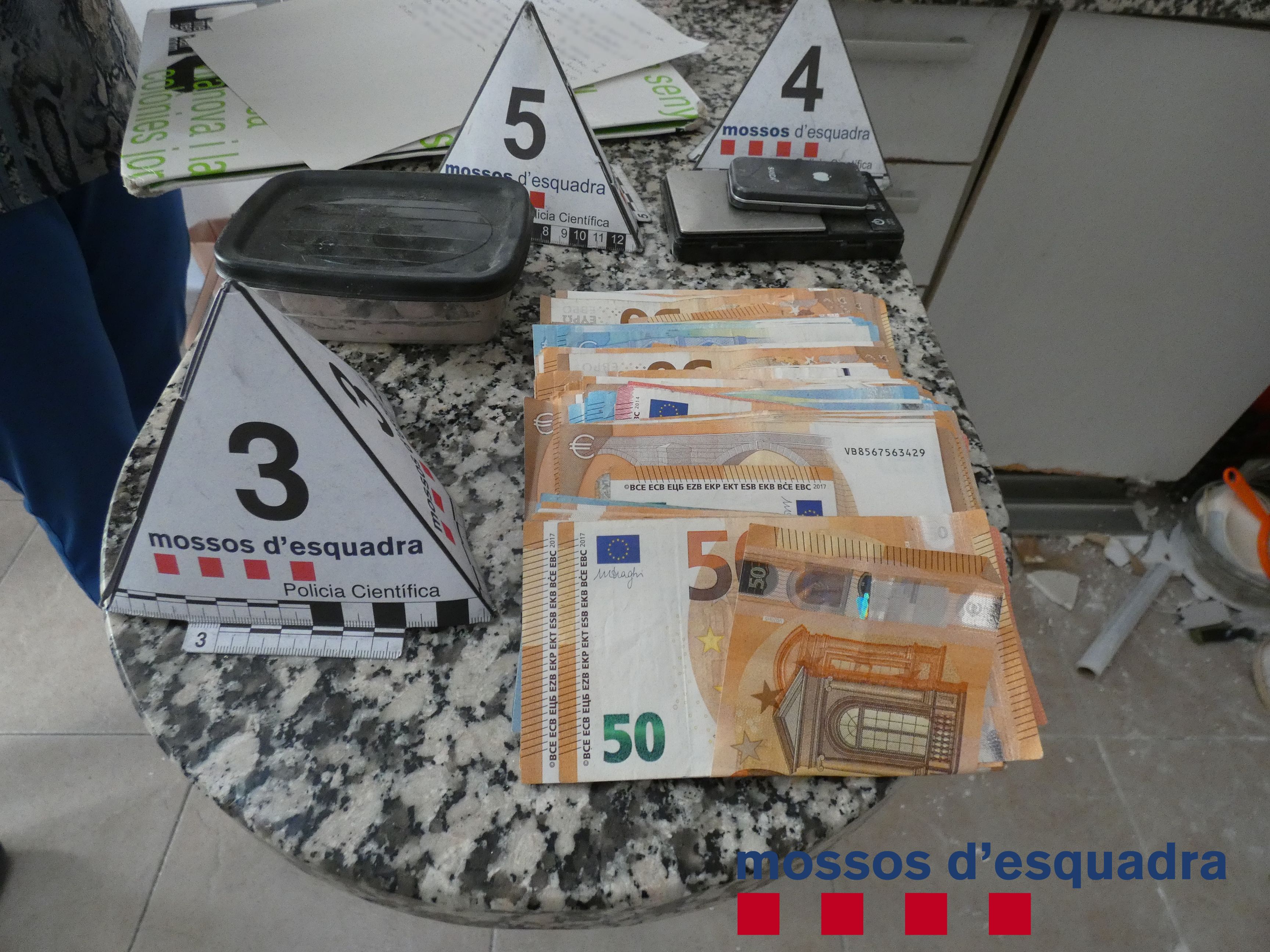 Operatiu dels mossos a la Jonquera amb deu detinguts en un edifici on es venia droga des de diferents pisos