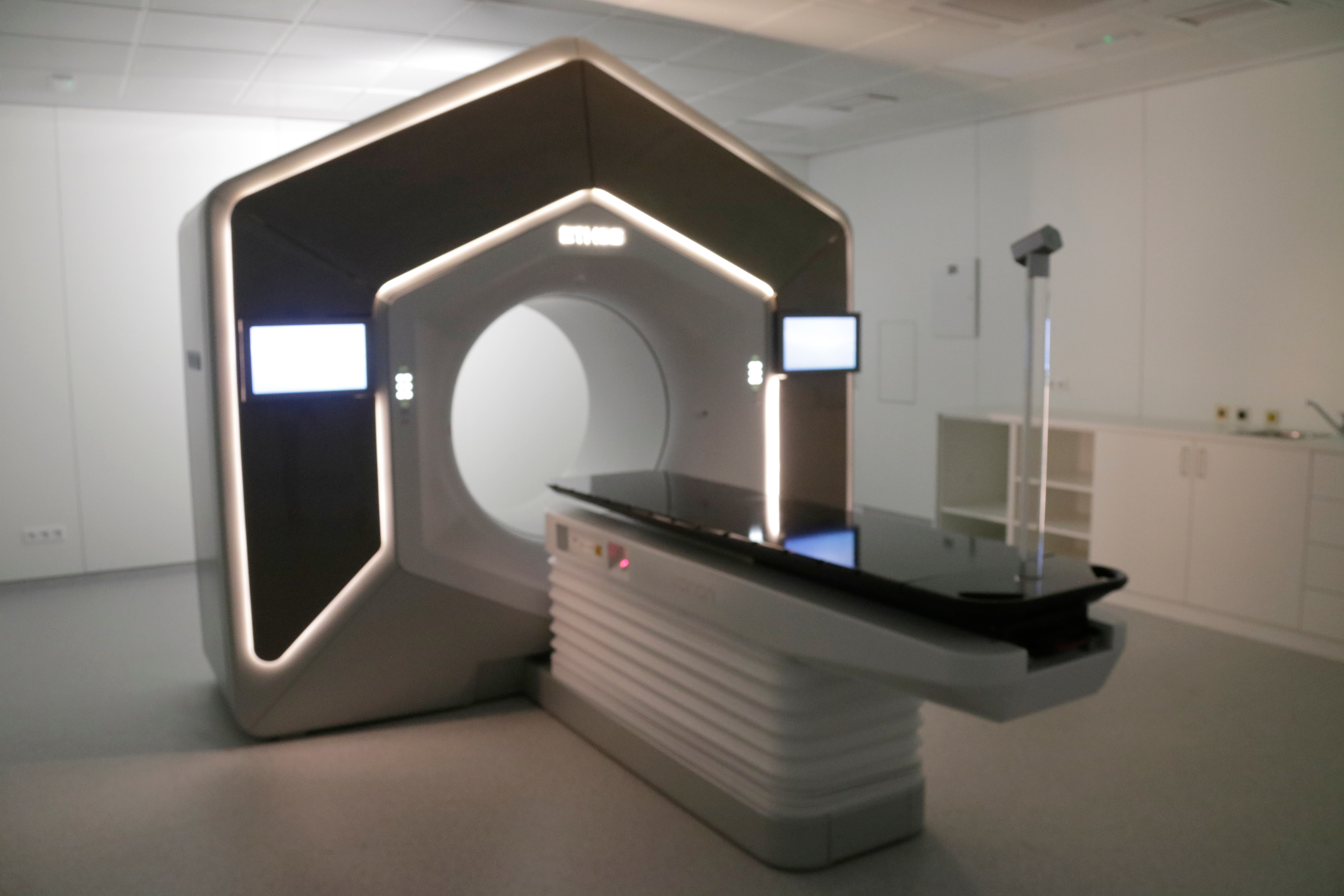 L’Institut Català d’Oncologia posa en marxa una radioteràpia que tracta els tumors en temps real