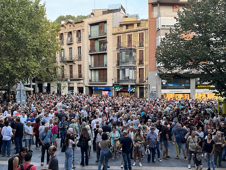 Unes 2.000 persones es concentren a Manresa contra “l’incivisme i la delinqüència”, segons la Policia Local
