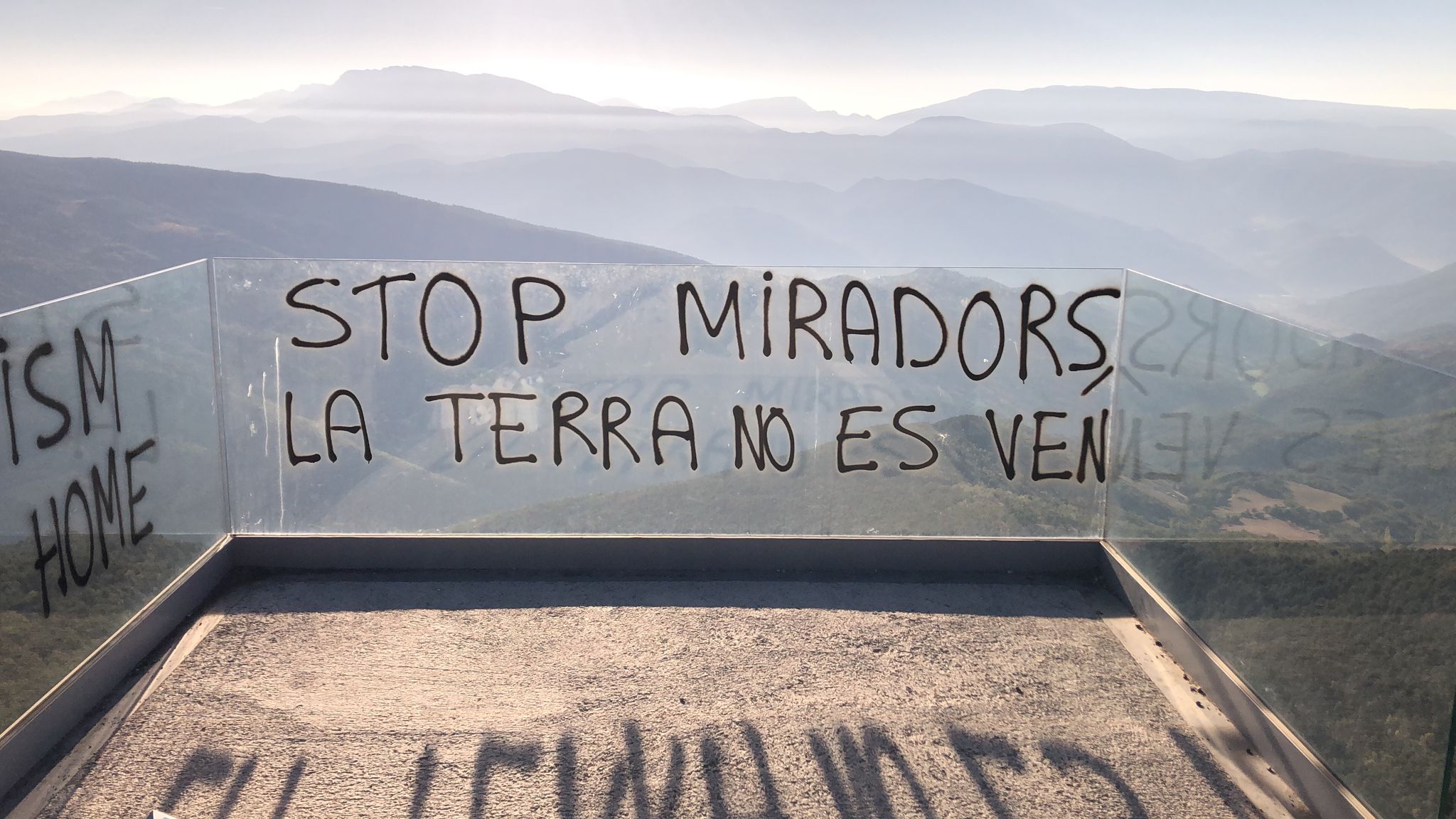 Apareixen pintades en contra del nou mirador de la Creu de Guils, a tocar de l’N-260
