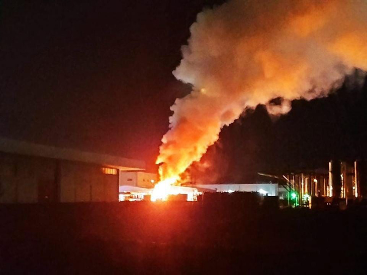 Onze dotacions dels Bombers actuen en un foc d’indústria a Celrà que ha causat un gran núvol de fum