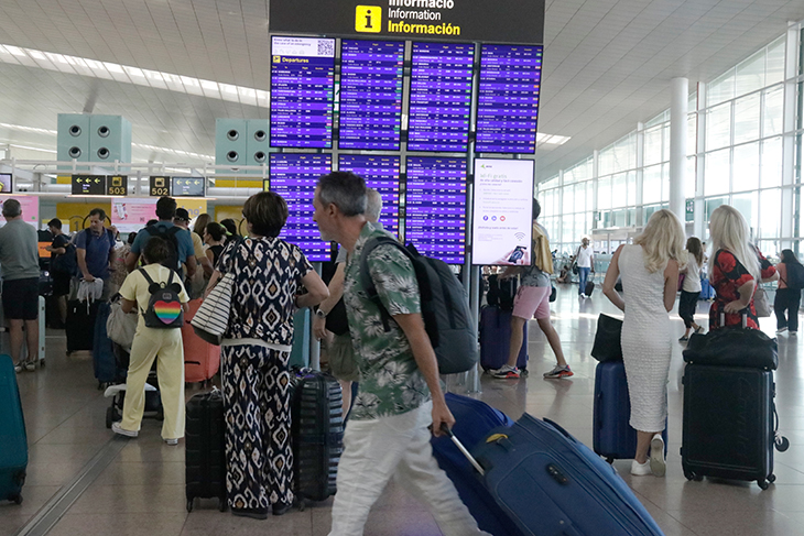 L’acord entre PSOE i Sumar preveu eliminar els vols domèstics curts amb alternativa en tren com el Pont Aeri