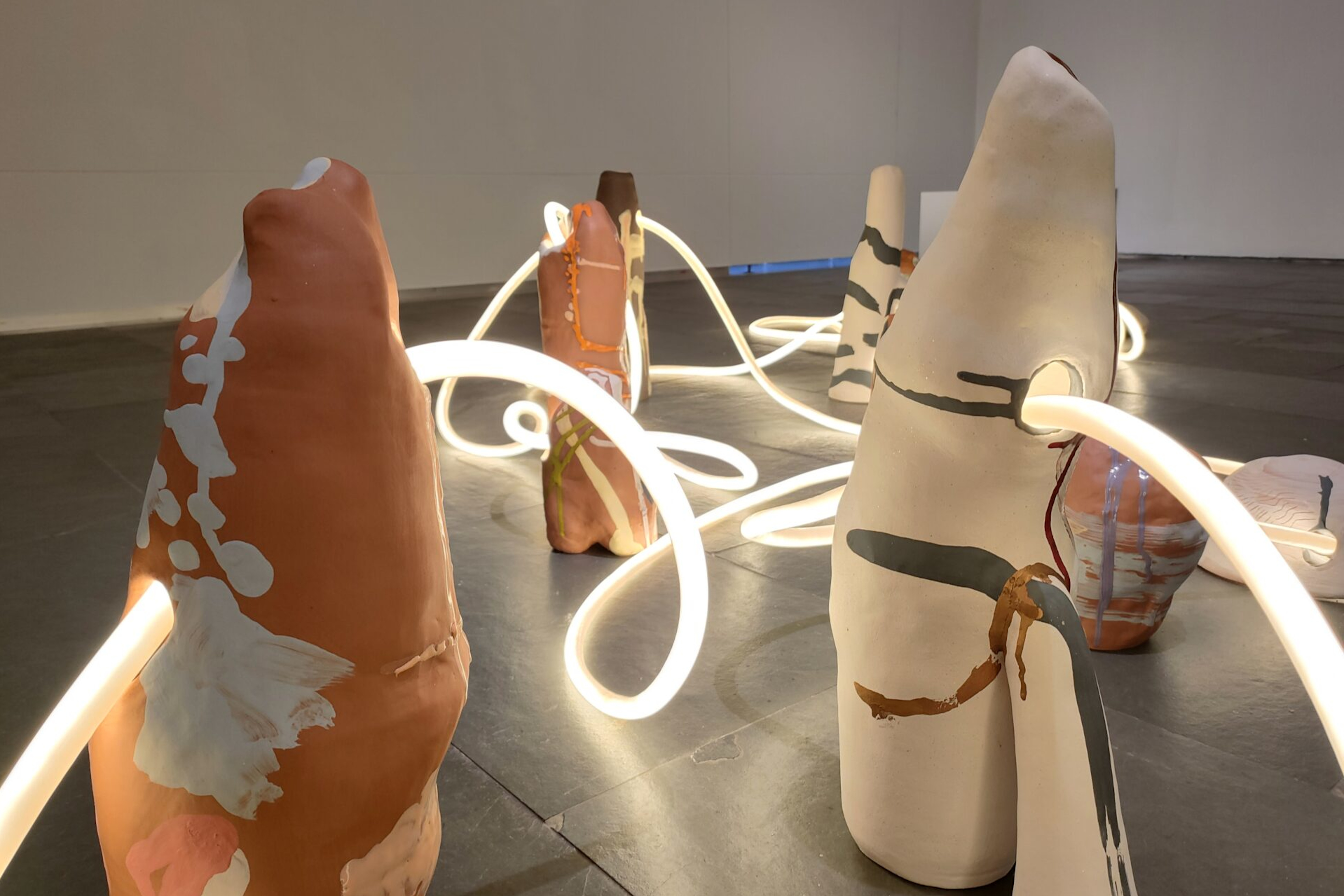 El Museu de la Garrotxa inaugura una mostra que reflexiona sobre les nocions de llar i pertinença a través del fang