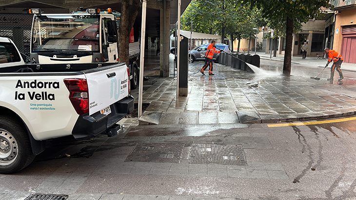 Operaris d’Andorra la Vella netegen diversos carrers del centre històric de la Seu d’Urgell per mostrar el seu sistema