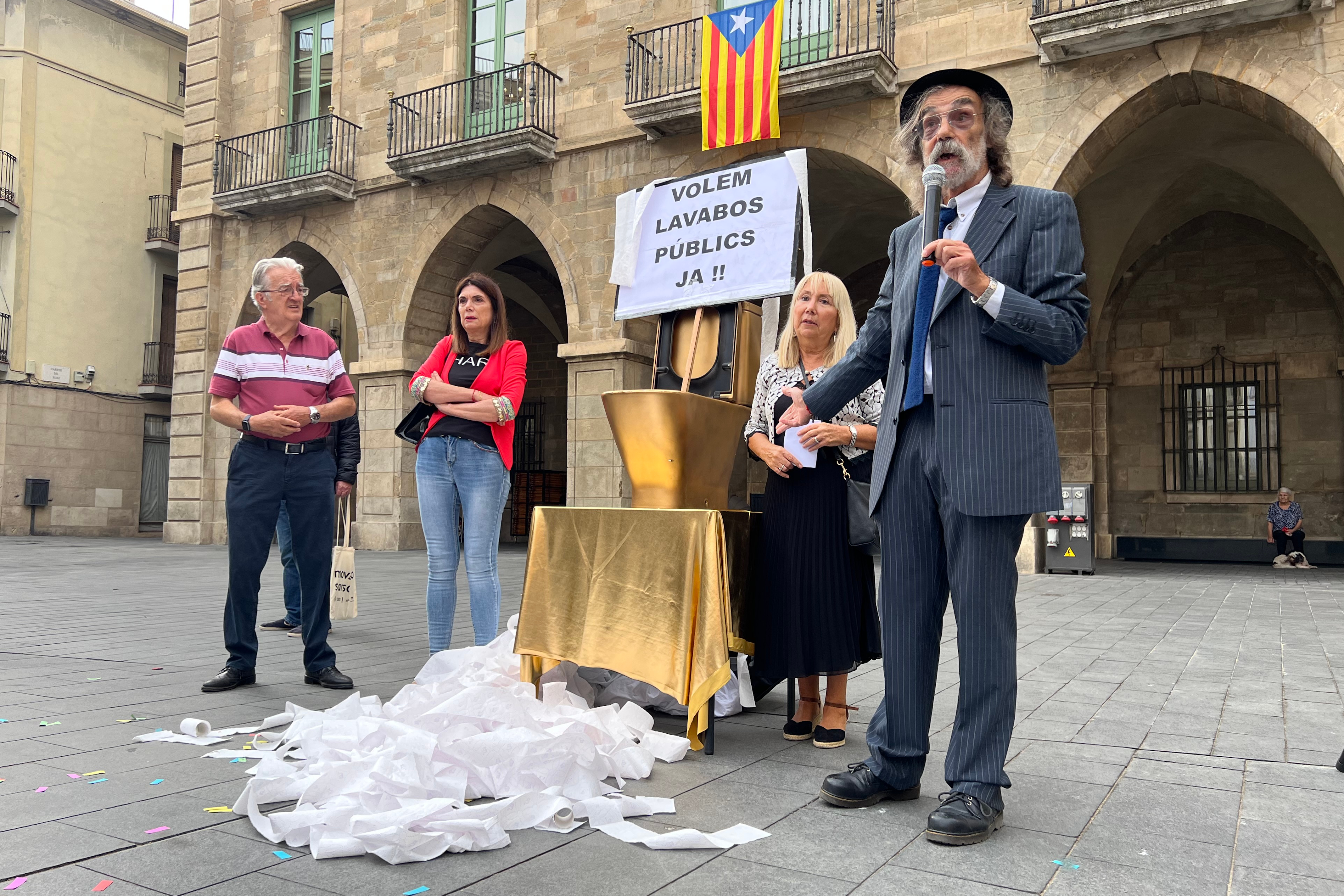 Una plataforma de gent gran de Manresa inaugura simbòlicament un vàter públic a la plaça Major per reclamar el servei