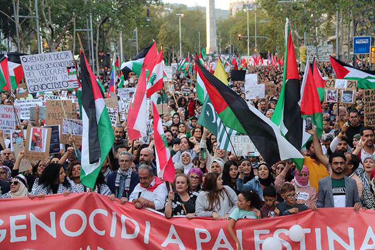 Milers de persones es manifesten a Barcelona sota el lema ‘Aturem el genocidi a Palestina’