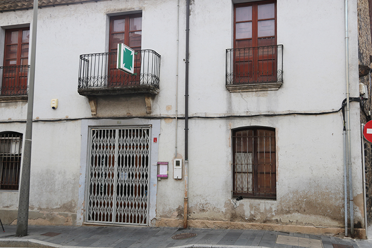 Preocupació a Castellfollit de la Roca pel tancament de l’única farmàcia del poble, que té un 30% de gent gran