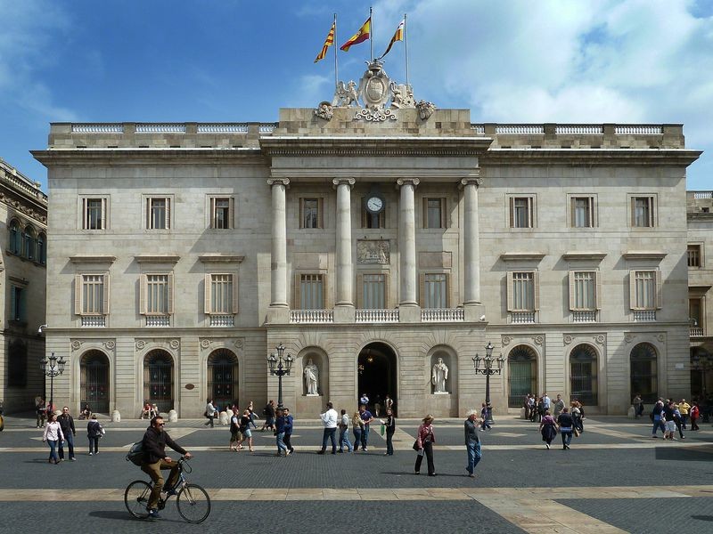 L’Ajuntament de Barcelona permet que els empleats es jubilin fins a dos anys abans cobrant el sou