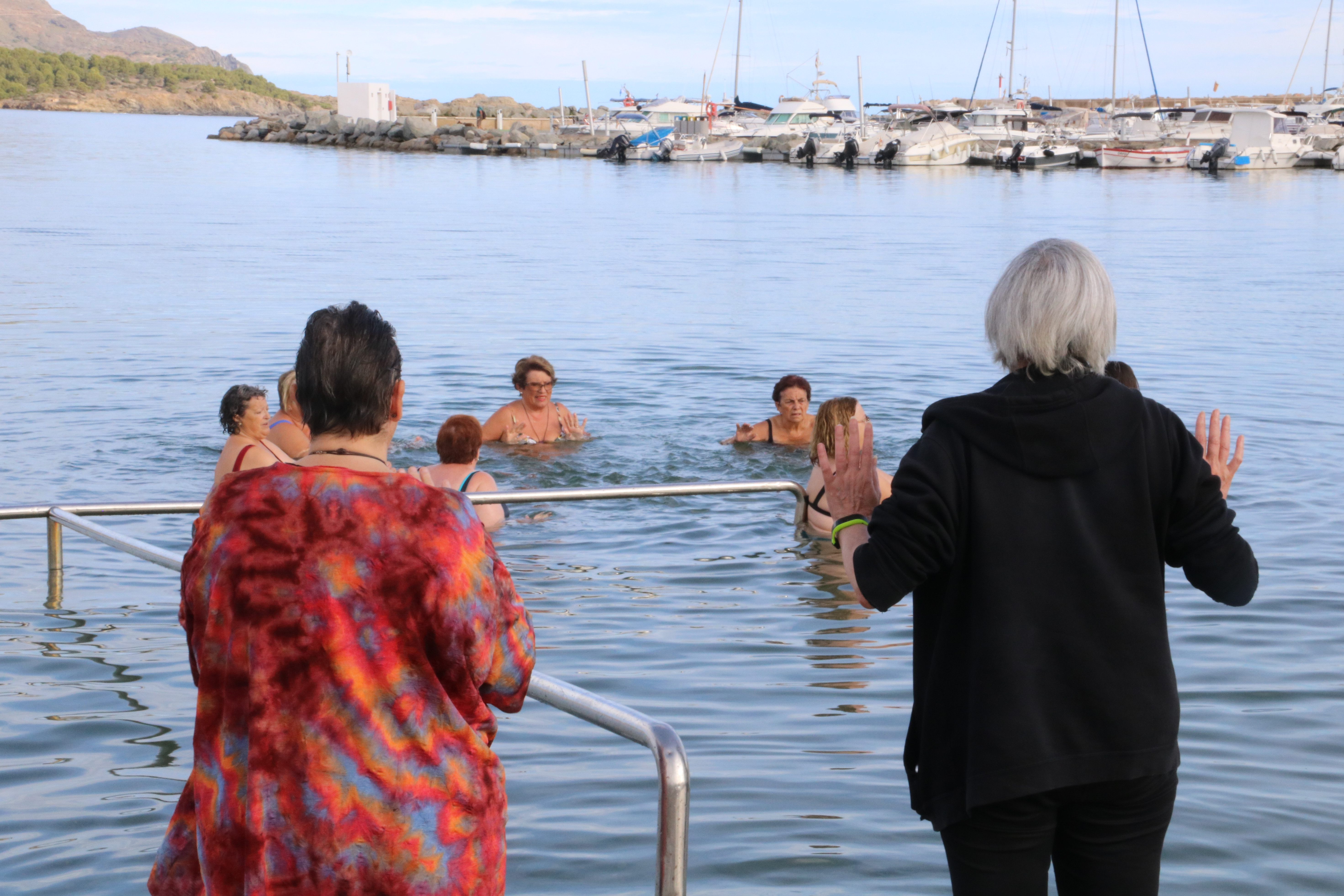 Llançà impulsa un programa “pioner” amb activitats al mar per reduir el dolor en persones amb fibromiàlgia