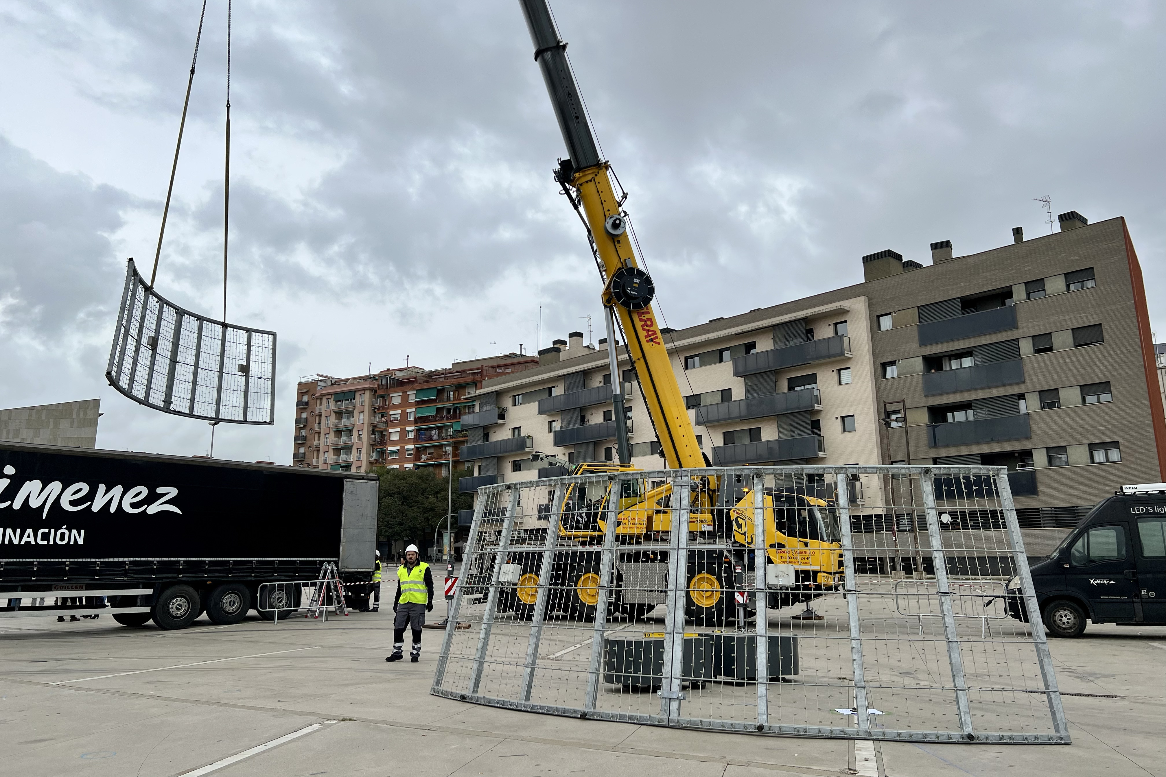 Badalona inicia el muntatge de l’arbre de Nadal gegant