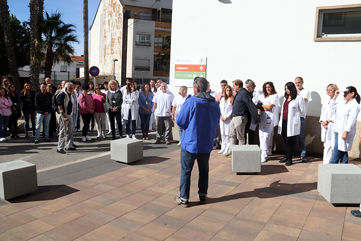 Una seixantena de treballadors es concentren a l’hospital de Palamós en suport a dos metges palestins