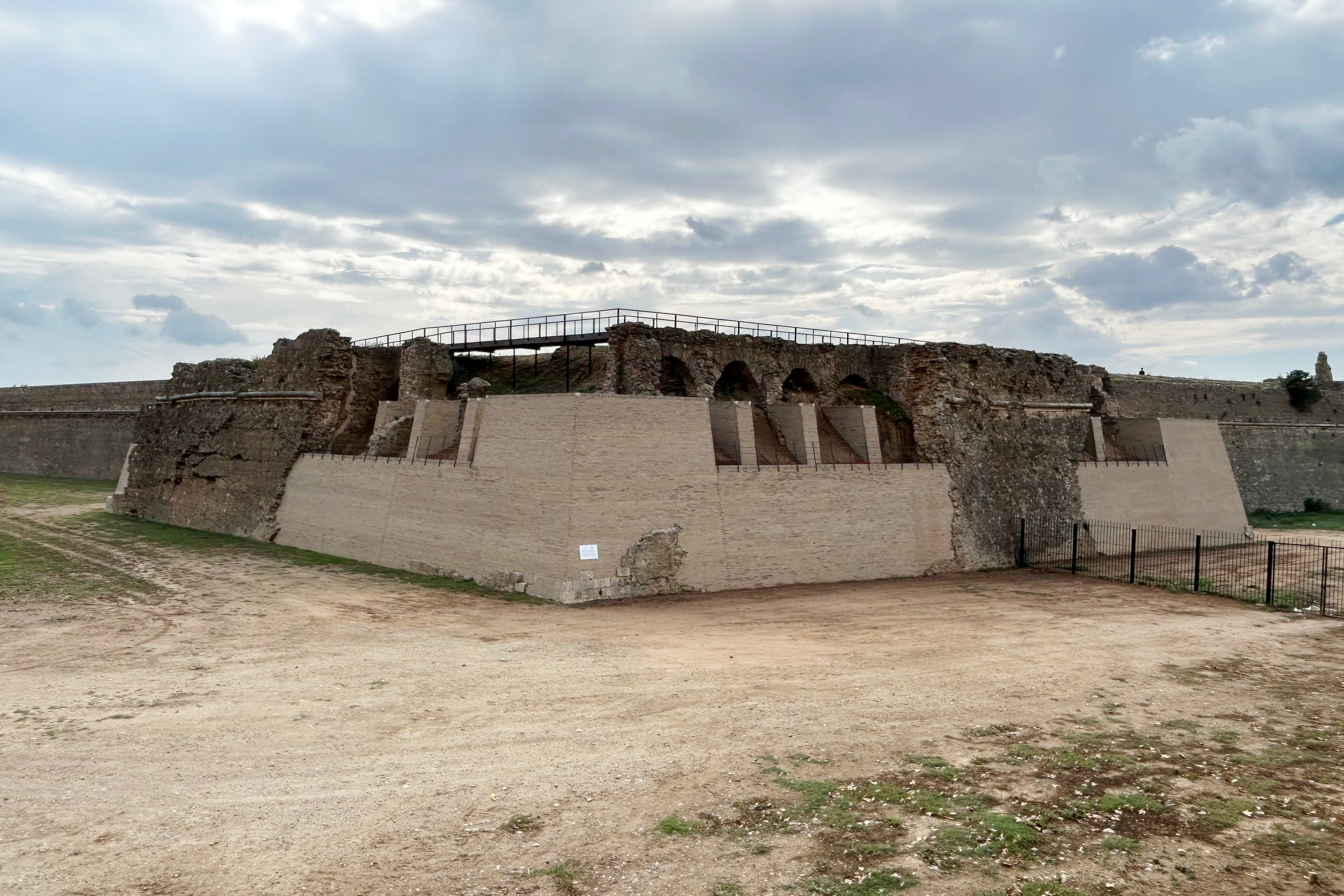 Roses acaba l’adequació de les muralles i el fossat de l’entorn del Baluard de Sant Andreu de la Ciutadella