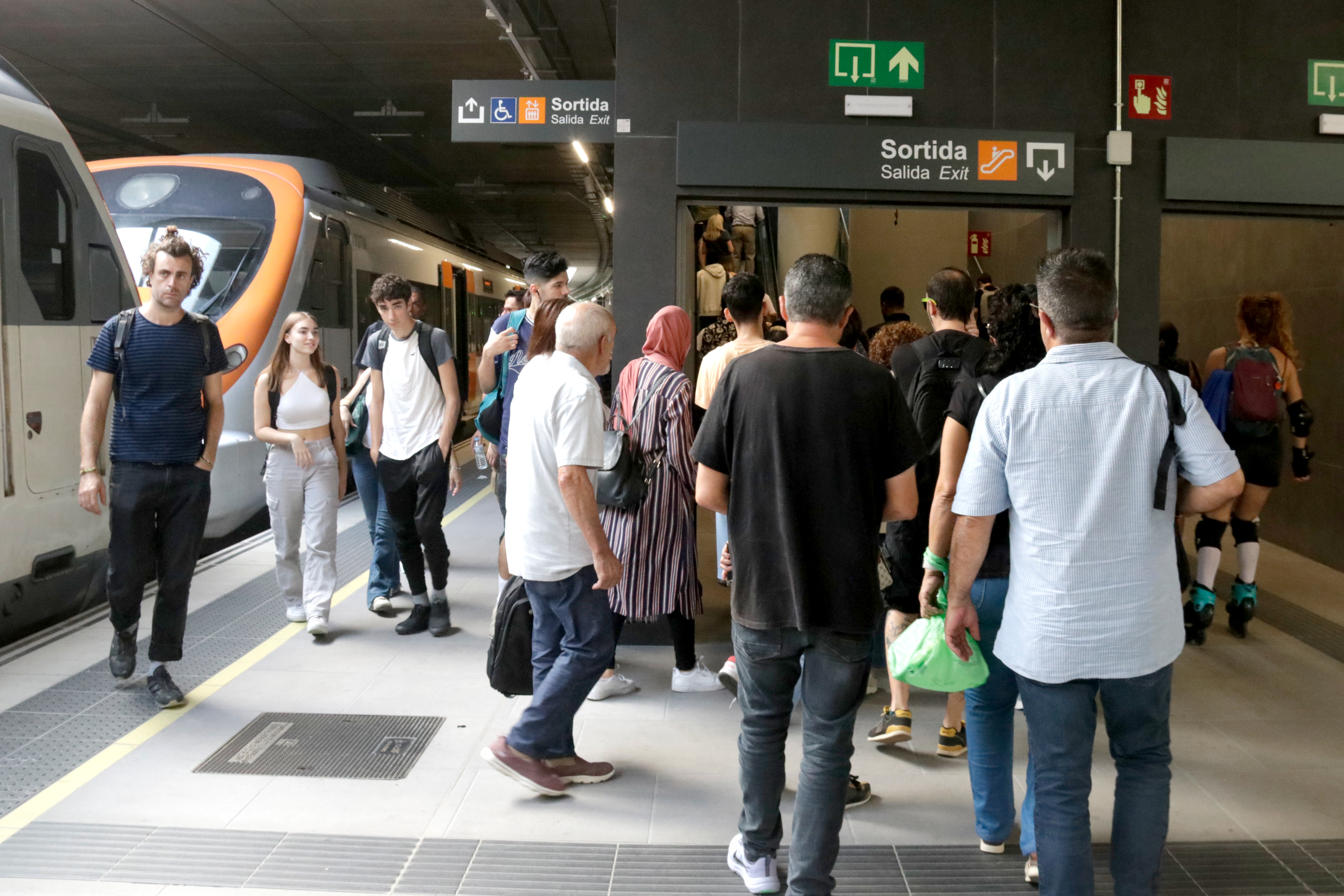 Usuaris de l’R2 i l’R11 lamenten les repetides avaries i la manca d’informació: “Com passa cada dia ja ni expliquen res”