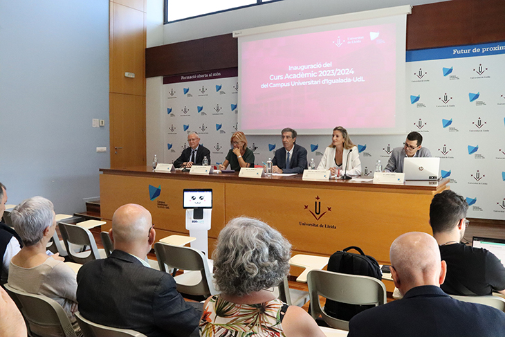 Un robot inaugura el nou curs acadèmic al Campus Universitari d’Igualada
