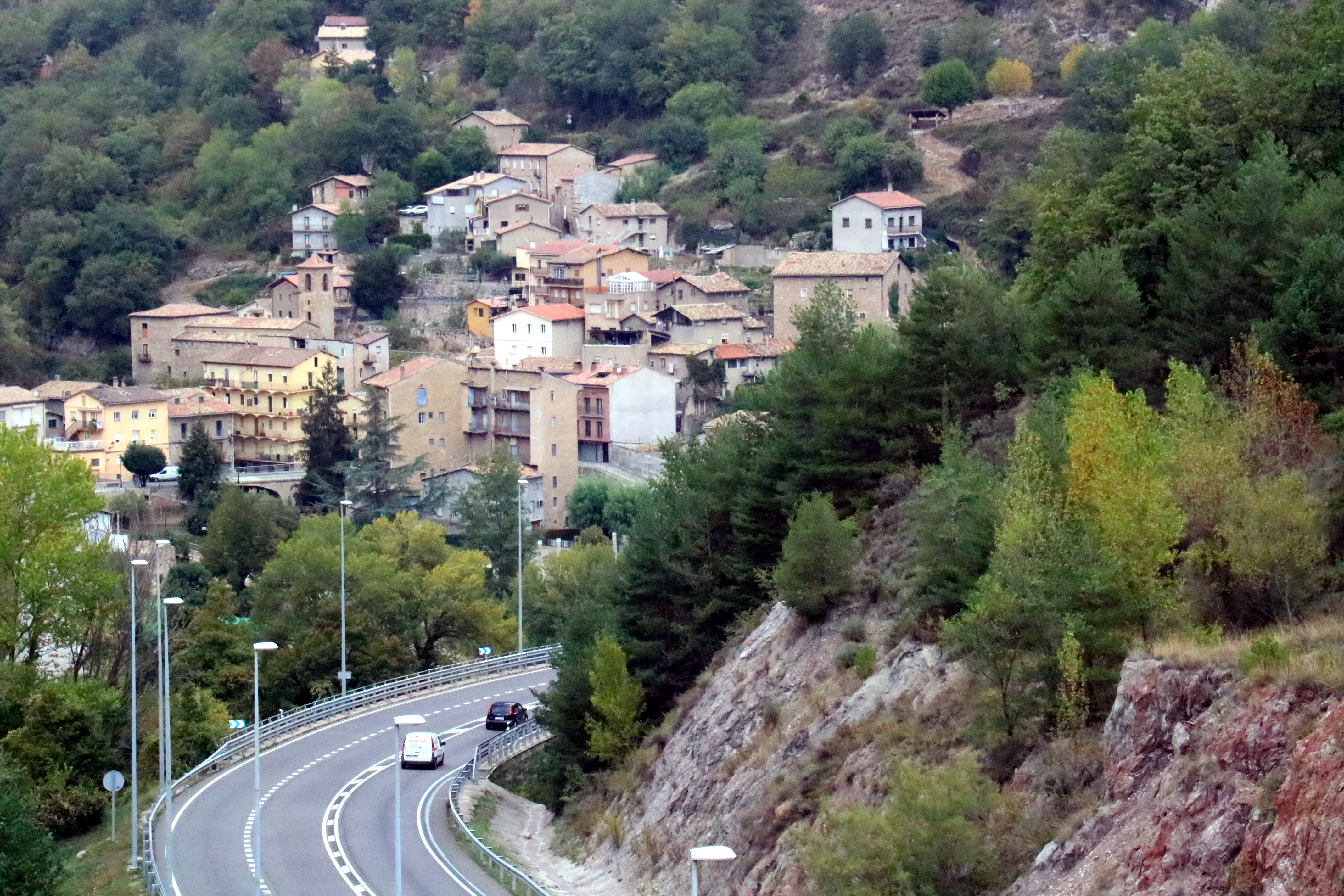 La picaresca dels turistes de la Cerdanya per evitar cues a la C-16 indigna el Berguedà: “Ens col·lapsen els pobles”