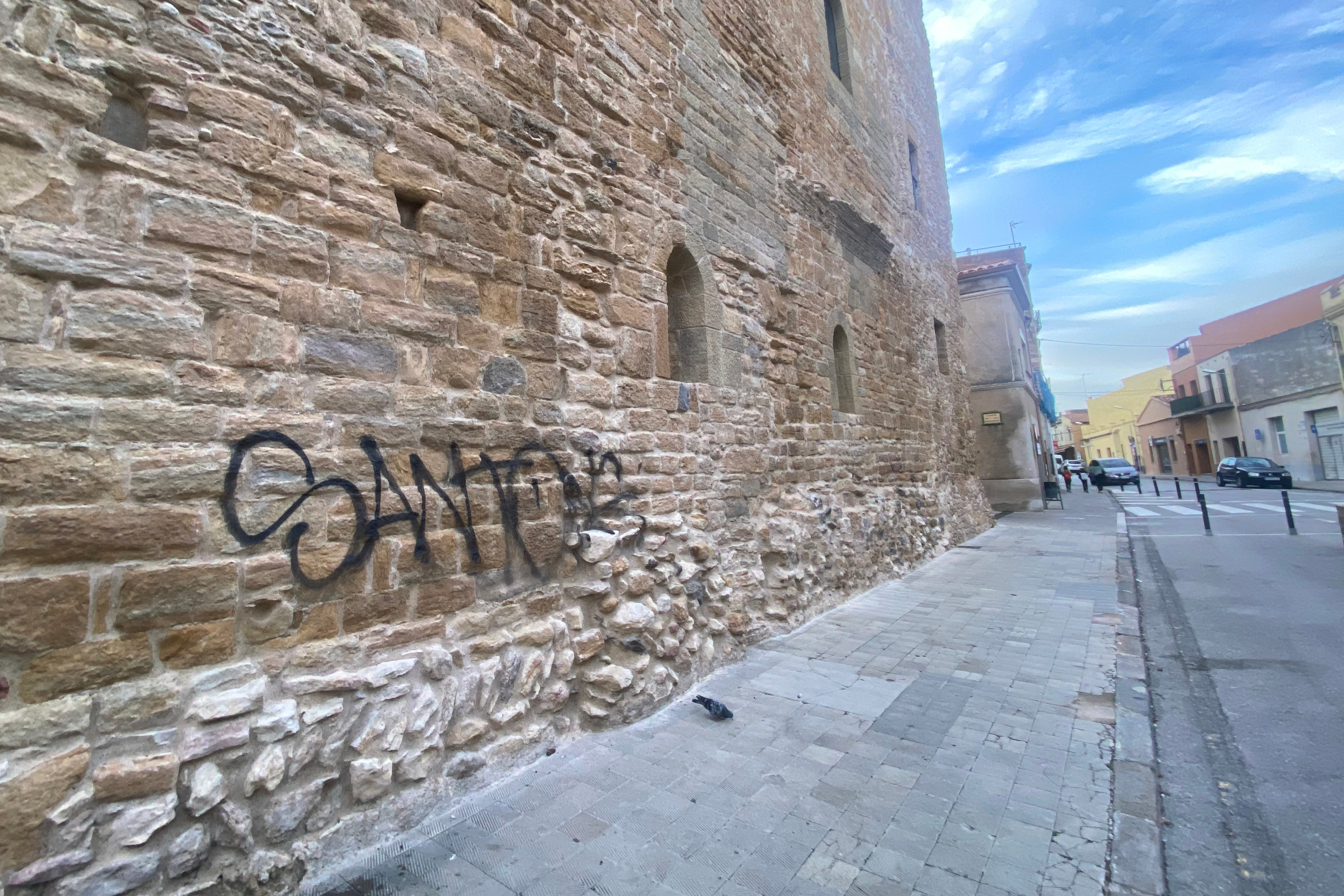 La Bisbal d’Empordà denuncia pintades al castell històric del segle XII i que s’ha restaurat recentment
