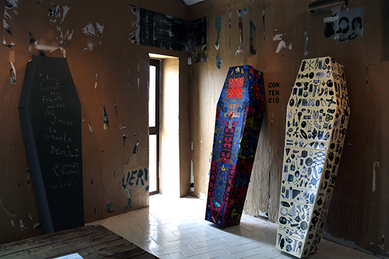 Una vintena d’artistes critiquen el “negoci funerari” en una exposició de taüts de cartró a Sant Pere de Riudebitlles
