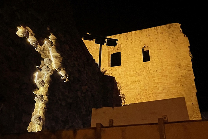 Blanes posa el focus en el seu passat corsari restaurant ‘La Creu dels Pirates’ del segle XV i formada per calaveres