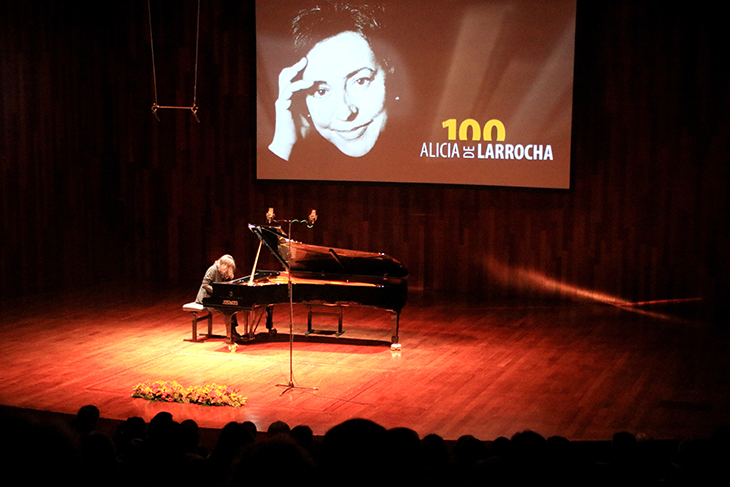 Una trentena de pianistes recorden la figura d’Alícia de Larrocha en una marató a L’Auditori de Barcelona