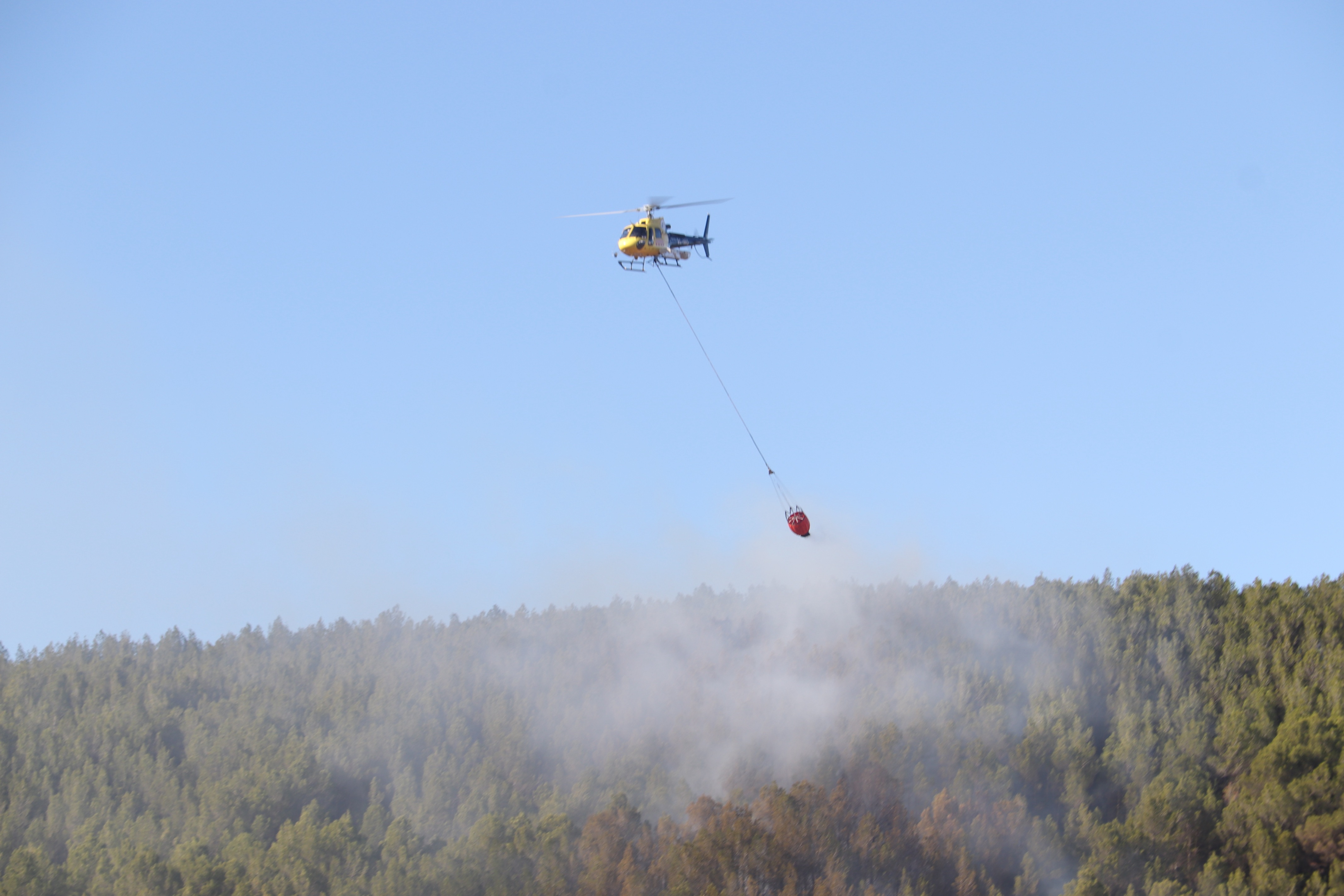 Els Bombers controlen l’incendi de Sant Julià de Ramis, que podria haver estat causat per una línia elèctrica