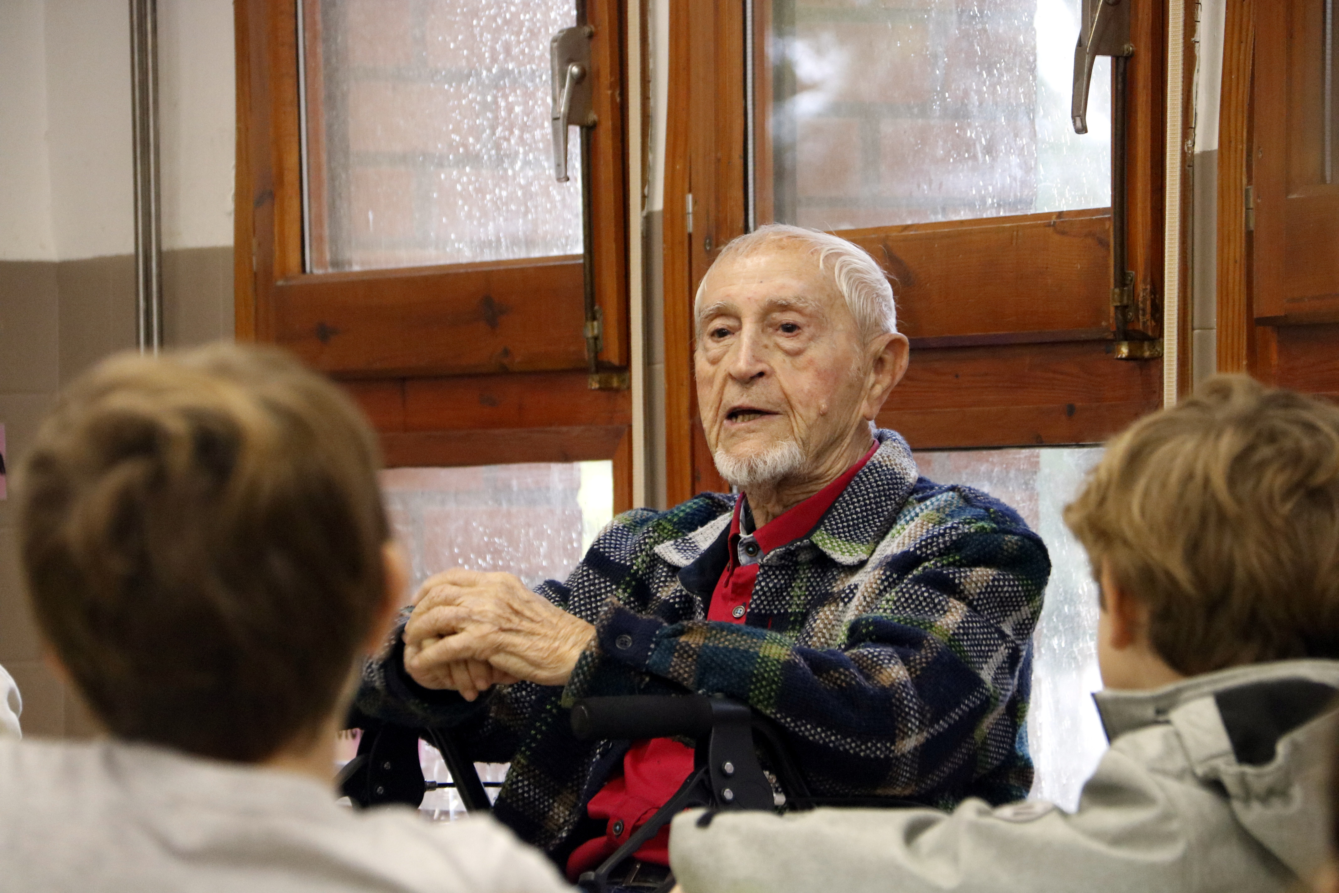 Josep Vallverdú respon preguntes i escolta poemes d’alumnes de l’Escola Alba de Corbins