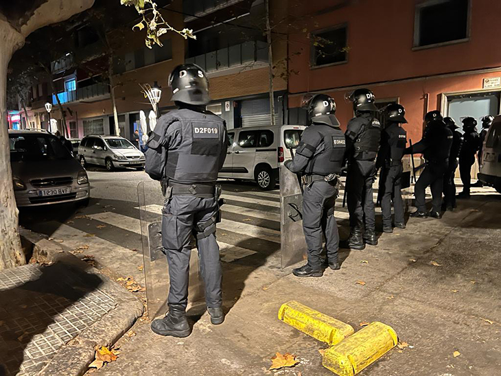 Prop de 300 persones protesten a Santa Coloma de Gramenet contra el desallotjament d’Estudi 9