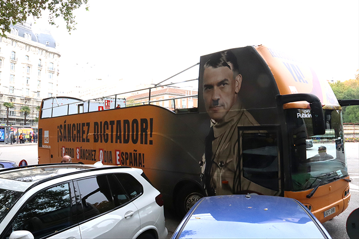 La Guàrdia Urbana multa per “publicitat dinàmica” l’autobús d’Hazte Oír amb l’efígie de Sánchez transfigurat en Hitler
