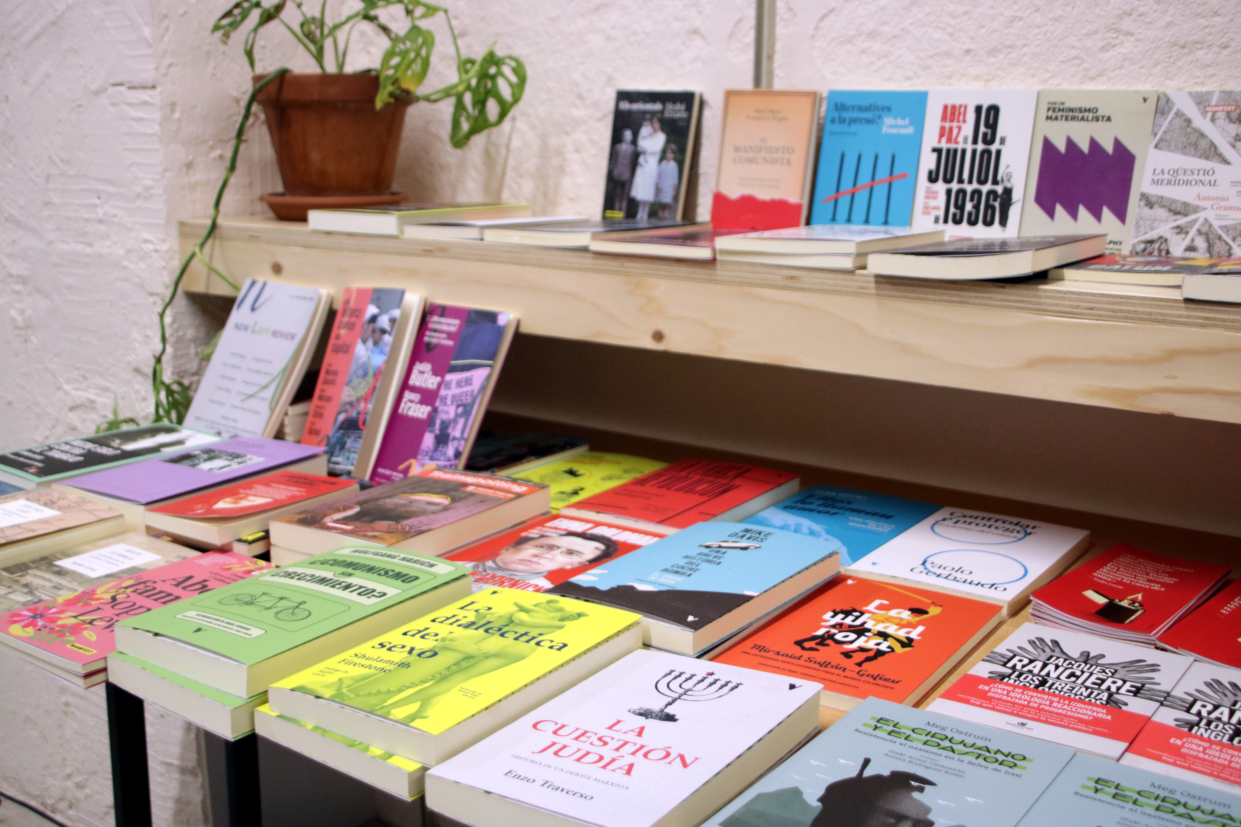 Un llibre de converses amb Allende o una història sobre els cotxes bomba, novetats de la temporada de Verso Libros