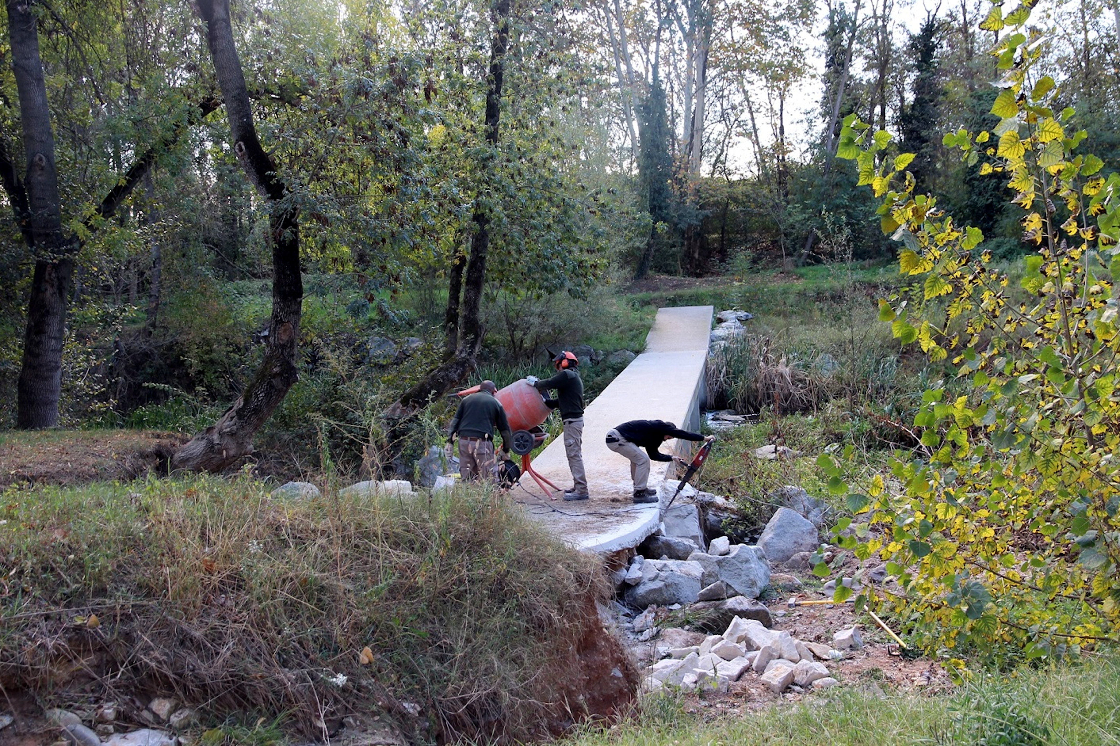Girona comença a reparar les rampes d’accés al passallís de l’Onyar que uneix Vila-roja amb la Creueta