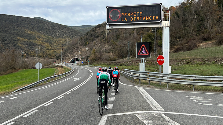 Trànsit posa en marxa a la Seu d’Urgell un sistema pioner a Espanya que alerta de la presència de ciclistes en un túnel