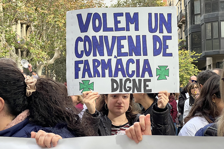 Prop de 200 farmacèutics es manifesten a Barcelona per exigir les mateixes condicions que a l’Estat: “Estem sota mínims”